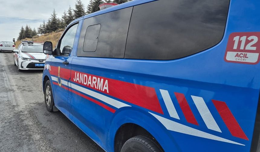 Seyitgazi yolunda kaza: Tekeri kilitlendi, kendini yerde buldu