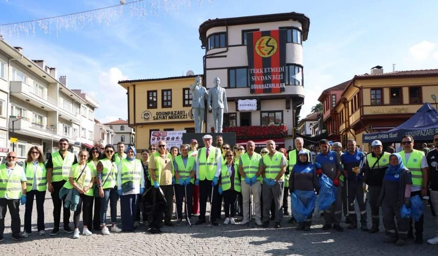 Kazım Kurt ve vatandaşlar Odunpazarı sokaklarında çöp topladı