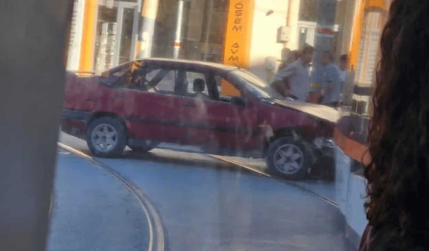 Eskişehir'de otomobil ile tramvay çarpıştı: Seferler aksadı