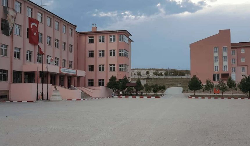 Mustafa Kemal Atatürk Mesleki ve Teknik Anadolu Lisesi öğretmenlerinden Özlem Demet Sayar hayatını kaybetti