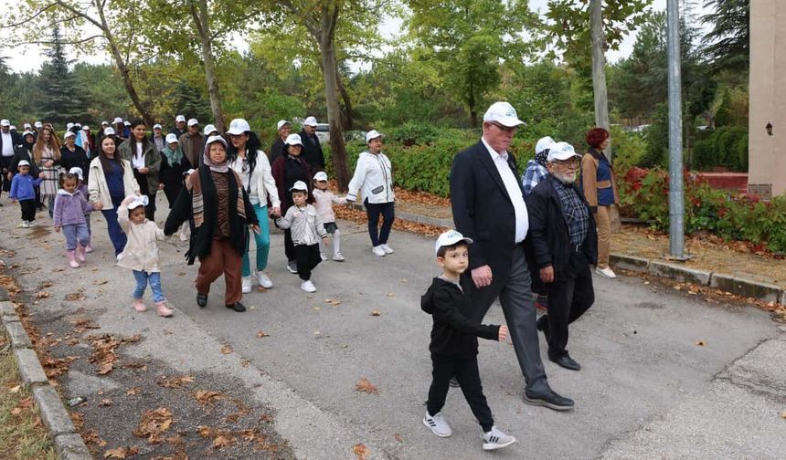 Odunpazarı'nda anlamlı buluşma: Çınarlar ve minikler birlikte yürüdü