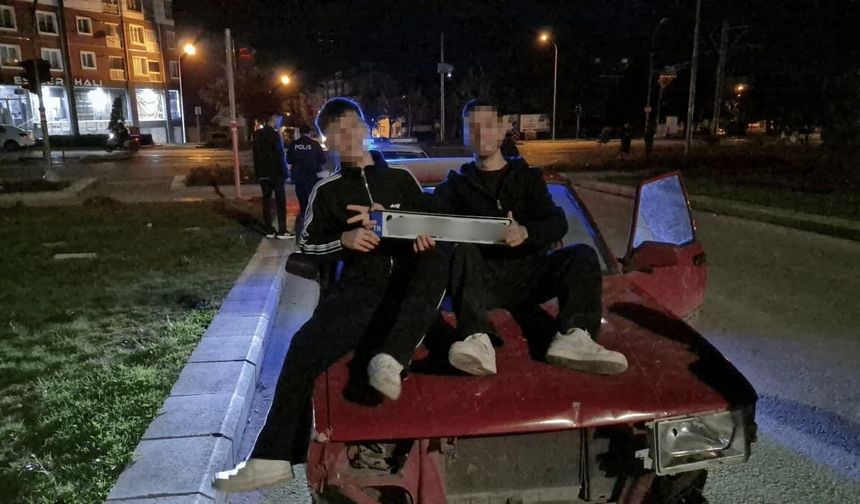 Eskişehir'de plakayla poz veriyorlardı, cezanın 240 bin TL olduğunu duyunca...