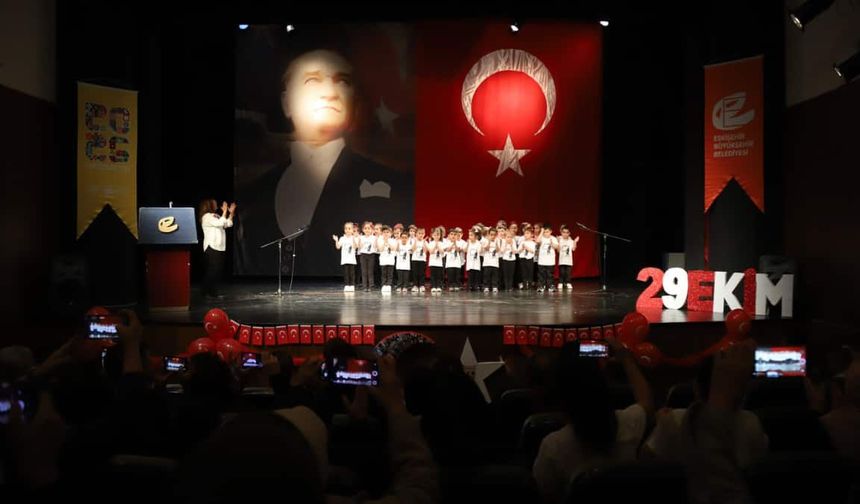 Eskişehir’de minikler cumhuriyeti müzik ve şiirlerle kutladı