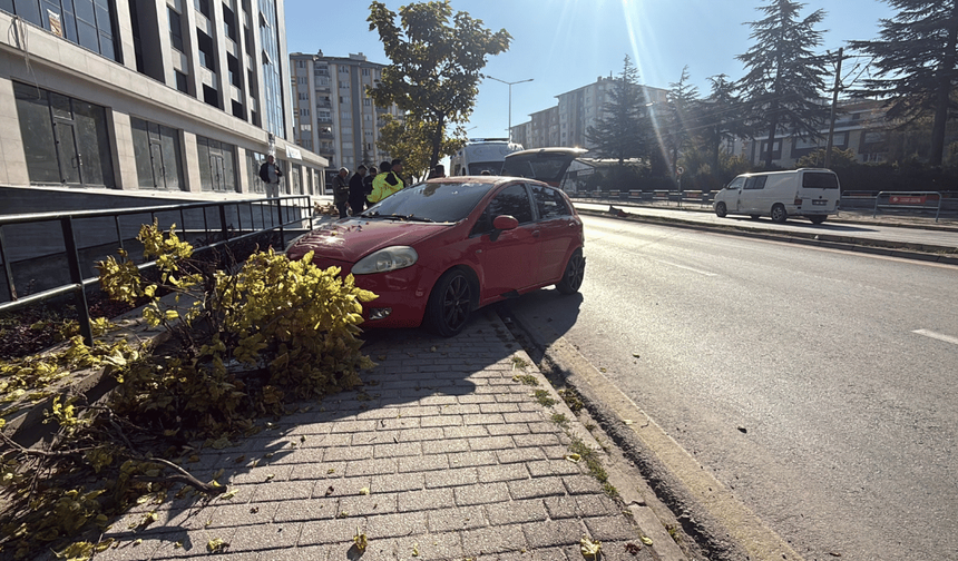 Eskişehir’de 2,20 promil alkollü sürücü dehşet saçtı: Araçlara çarpıp ağacı devirdi