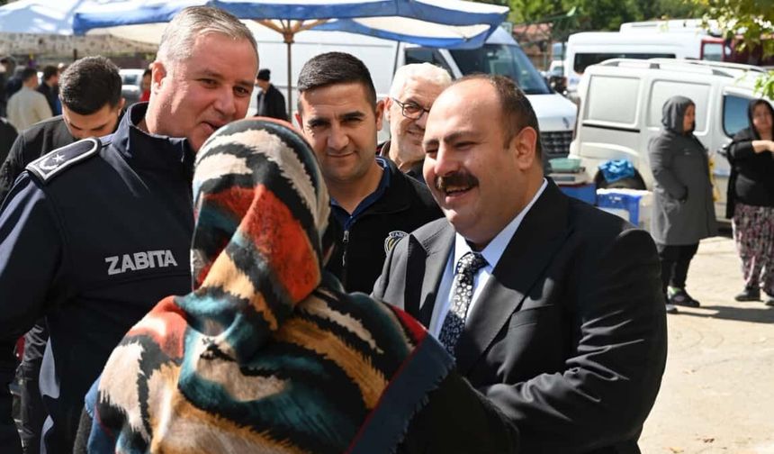 Başkan Hamamcı, pazar yerinde vatandaşların talep ve görüşleri dinledi