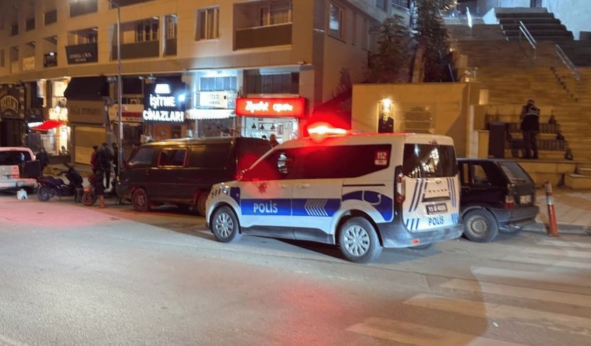 Kıskançlık krizi kanlı bitti! Kız arkadaşına sarılan şahsı bıçakladı