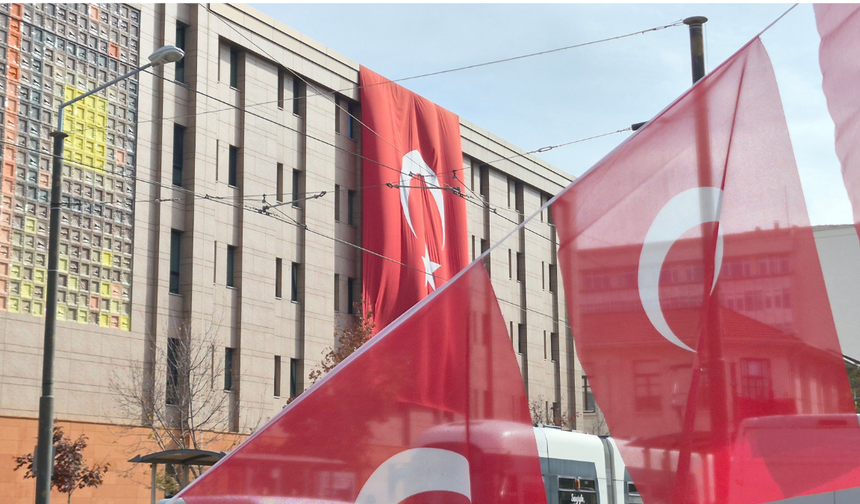 Eskişehir’de binalar dev Türk bayraklarıyla donatıldı