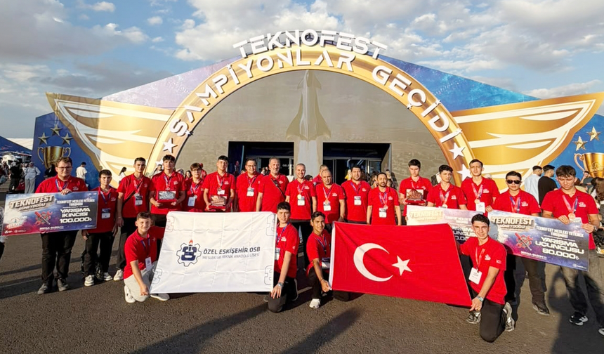 Eskişehirli öğrenciler TEKNOFEST ödüllerini Cumhurbaşkanı Erdoğan’ın elinden aldı