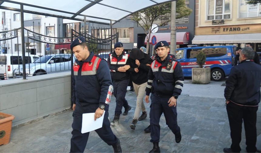 Eskişehir'de jandarma ekiplerinden baskın: 21 poşet kenevir ve tabanca bulundu