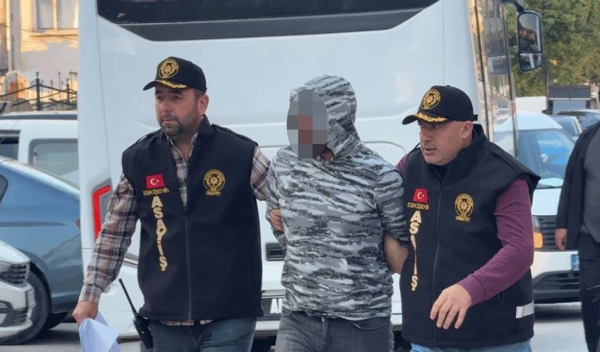 Eskişehir’de arkadaşını bıçaklayarak öldürmüştü: Adliyeye sevk edildi