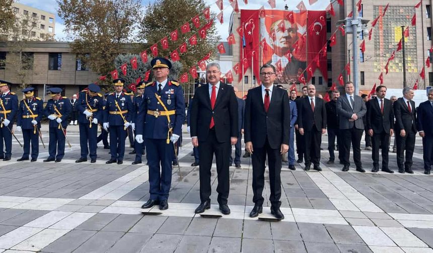 Eskişehir’de Cumhuriyet Bayramı kutlamaları çelenk sunma töreniyle başladı