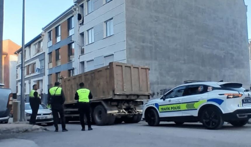 Eskişehir’de otomobil ile hafriyat kamyonu çarpıştı