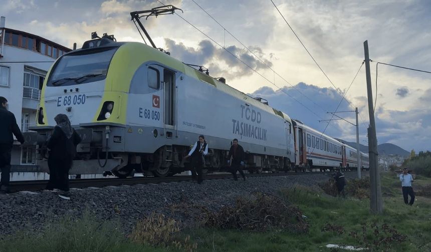 Eskişehir seferini yapan tren 20 yaşındaki gence çarptı: Feci şekilde hayatını kaybetti