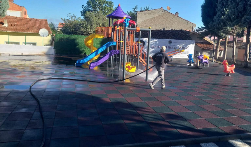 İnönü’de detaylı çalışma: Sokaklar ve çocuk parkları temizlendi