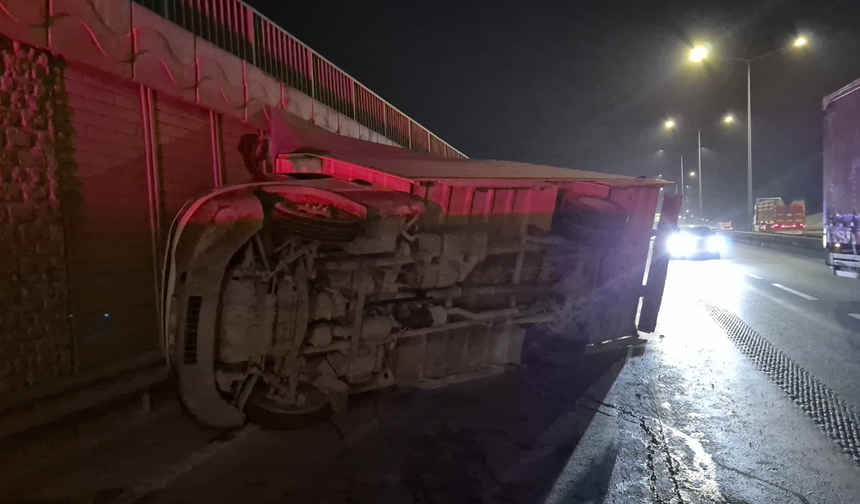 Eskişehir’de marul yüklü kamyonet yan yattı: Marullar yola saçıldı