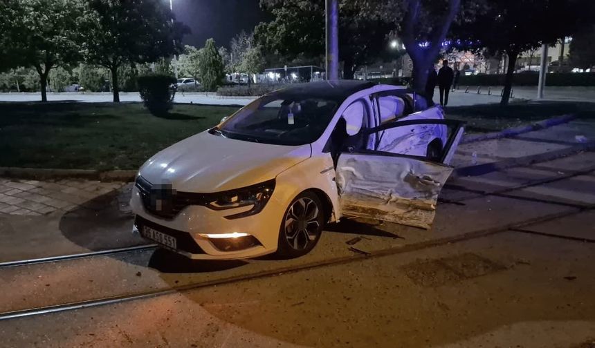 Eskişehir'de kavşakta iki otomobil çarpıştı: Yaralılar var