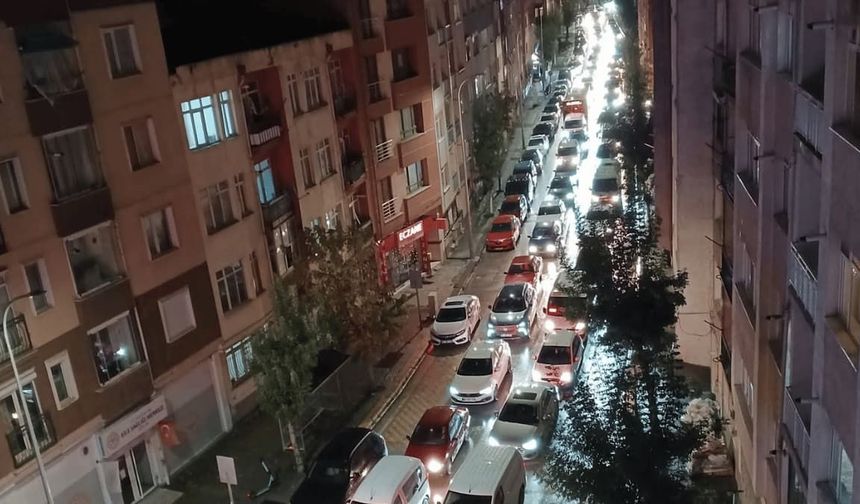 Kırım Caddesi’nde trafik çilesi: Araç kuyruğu metrelerce uzadı