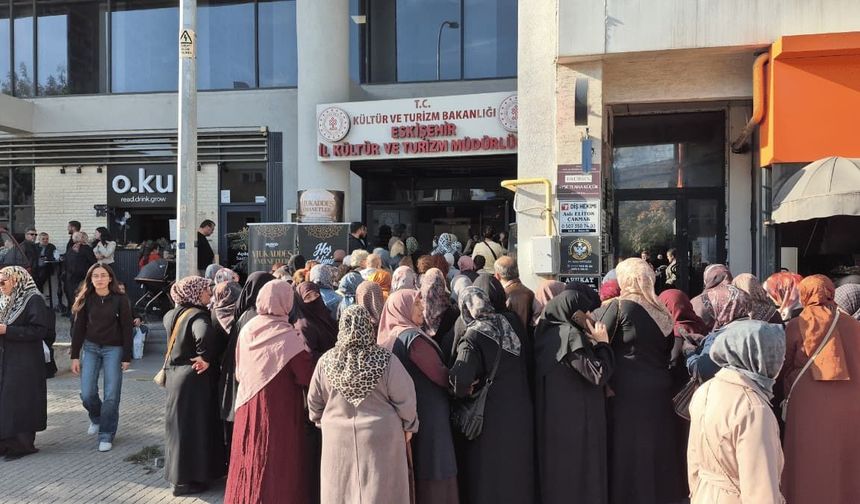 Eskişehir'de Mukaddes Emanetler Sergisi için metrelerce kuyruk oluştu