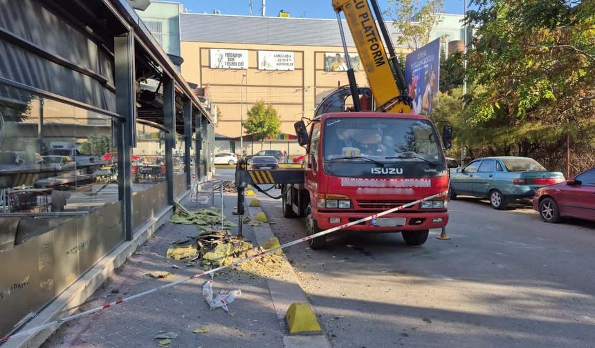 Eskişehir'de korkutan olay: 6 katlı binadan yalıtım ve taş sıva parçaları düştü