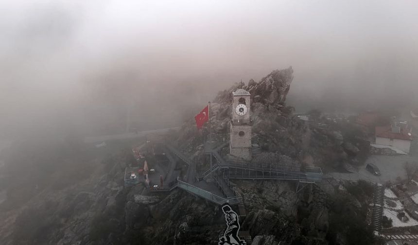 Sivrihisar'da etkili olan sis dağları kapladı
