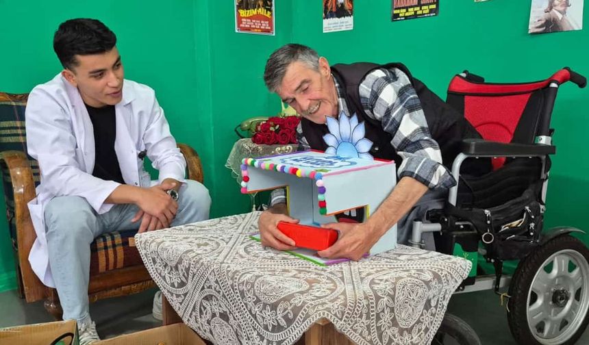 Eskişehir'de öğrencilerden huzurevine moral ziyareti