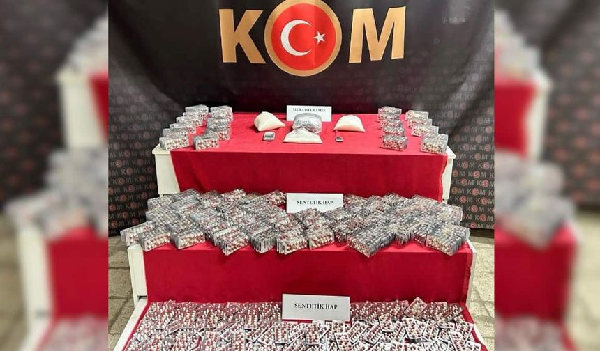 Eskişehir'de 2 adrese operasyon: 12 bin sentetik hap, alkol ve uyuşturcu ele geçirildi