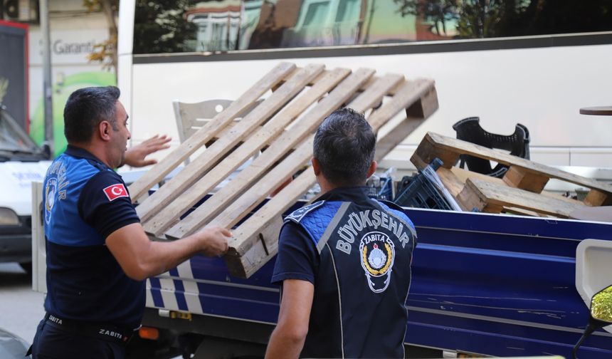 Eskişehir’de kaldırım işgaline zabıta engeli: Çok sayıda malzeme toplandı
