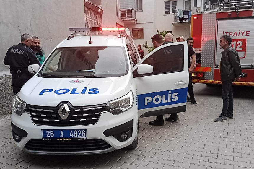 Eskişehir'de film gibi kovalamaca: Polisten kaçarken binadan atladı