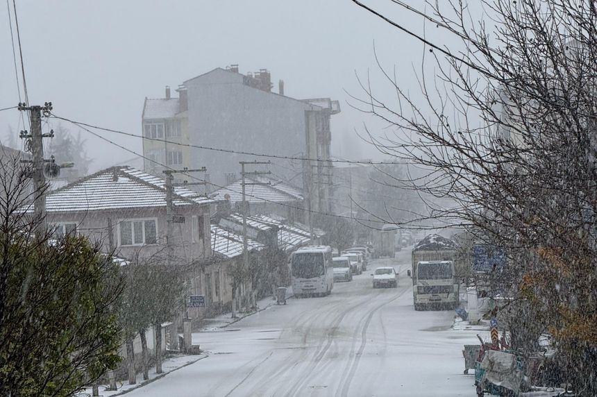 Eskişehir'de mevsimin ilk kar yağışı başladı