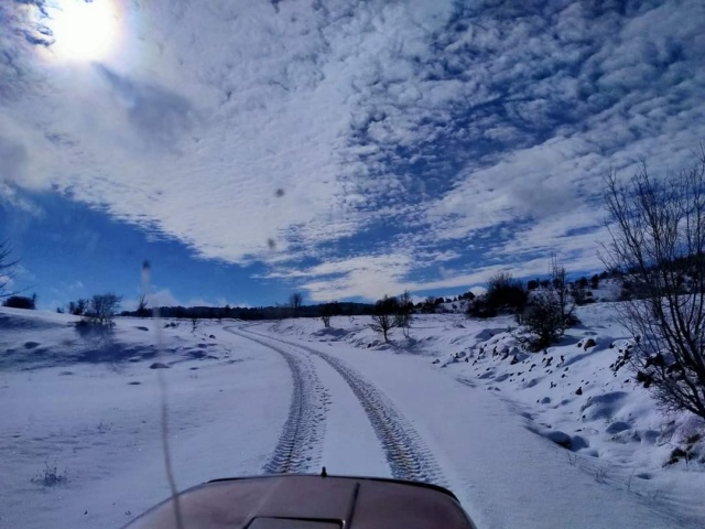 Özellikle çiftçilerin adeta hasretle beklediği kar, Türkmen Dağı zirvesine yakın bölgesindeki köyleri tamamen kapladı.