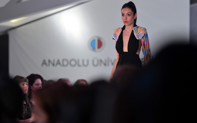 Anadolu Üniversitesi mezuniyet defileleri