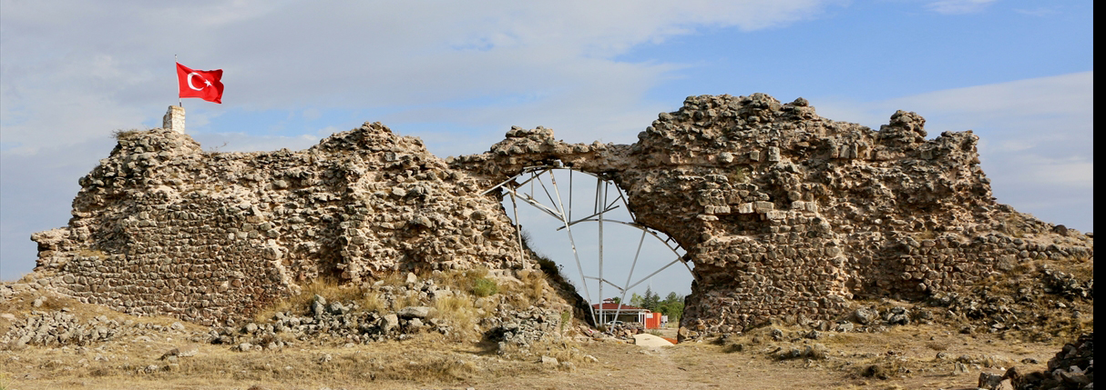 Rektör Erdal Karacahisar Kalesi kazı alanını ziyaret etti
