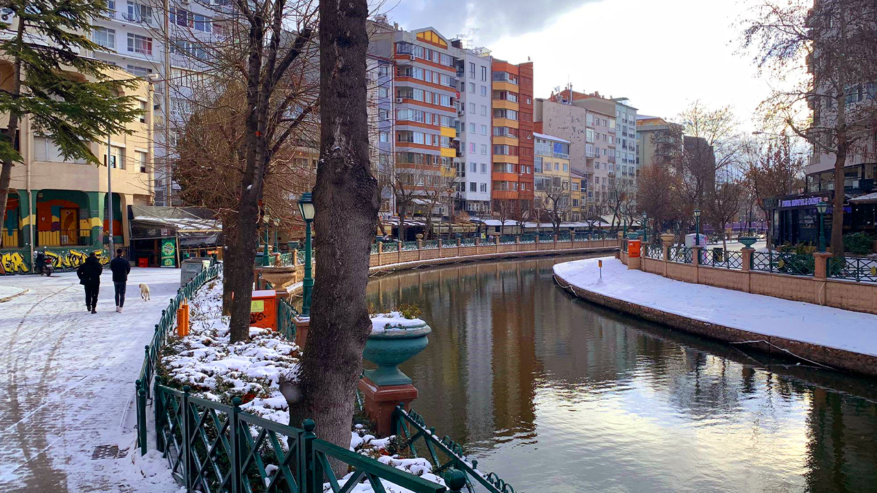 Kar yağışı Eskişehir'i tekrar beyaza bürüdü