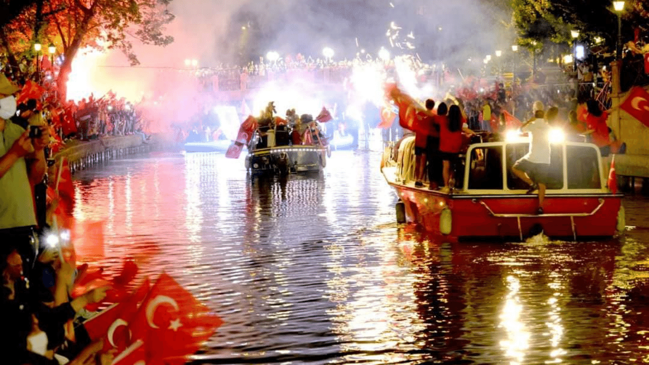 Eskişehir´de Cumhuriyet´in 100. yılına özel, fener alayı