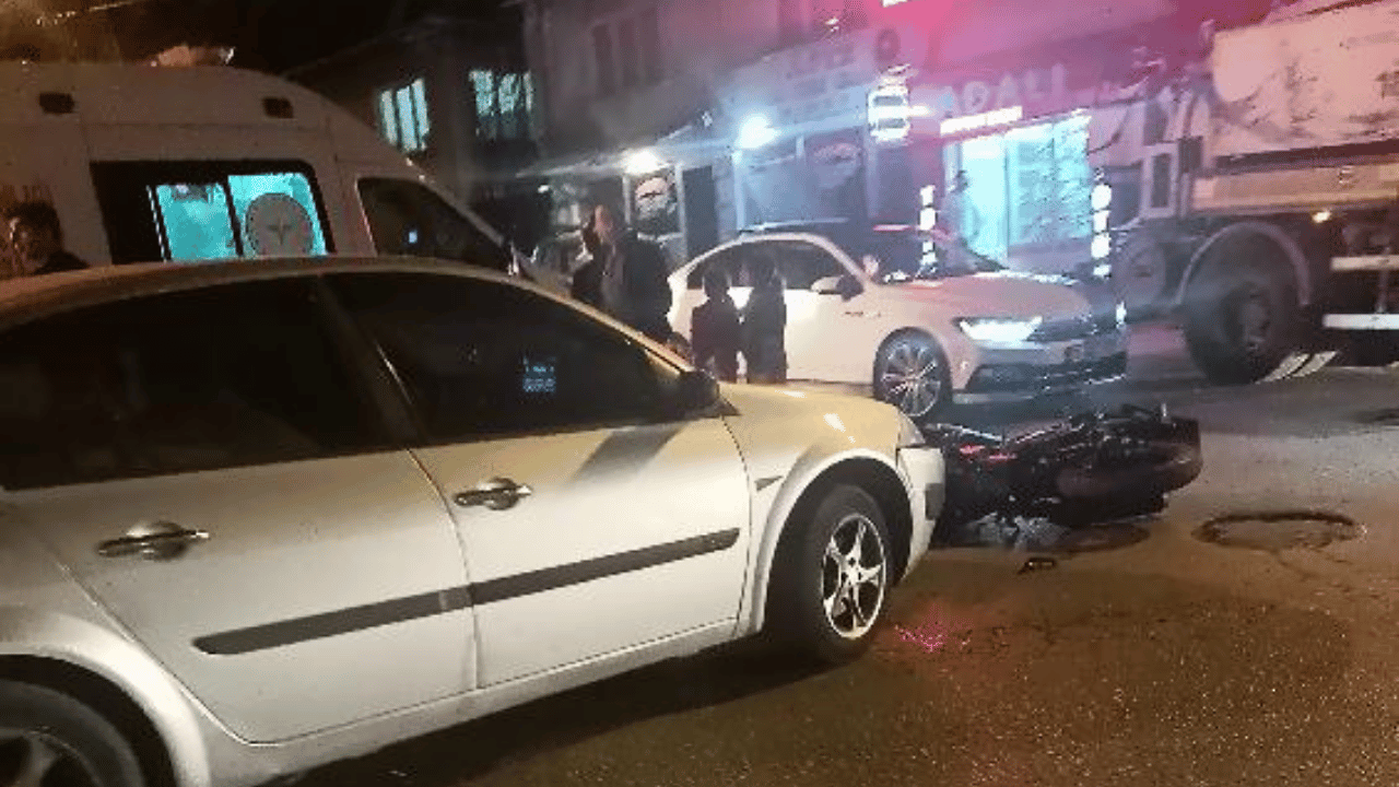 Eskişehir'de Motosiklet Ve Otomobil Çarpıştı 1 Kişi Ağır Y