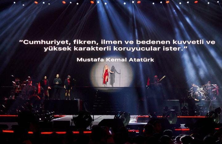 Hadise'nin Konserinde Yangın Çıktı! Dışarı Çıkarıldı (2)