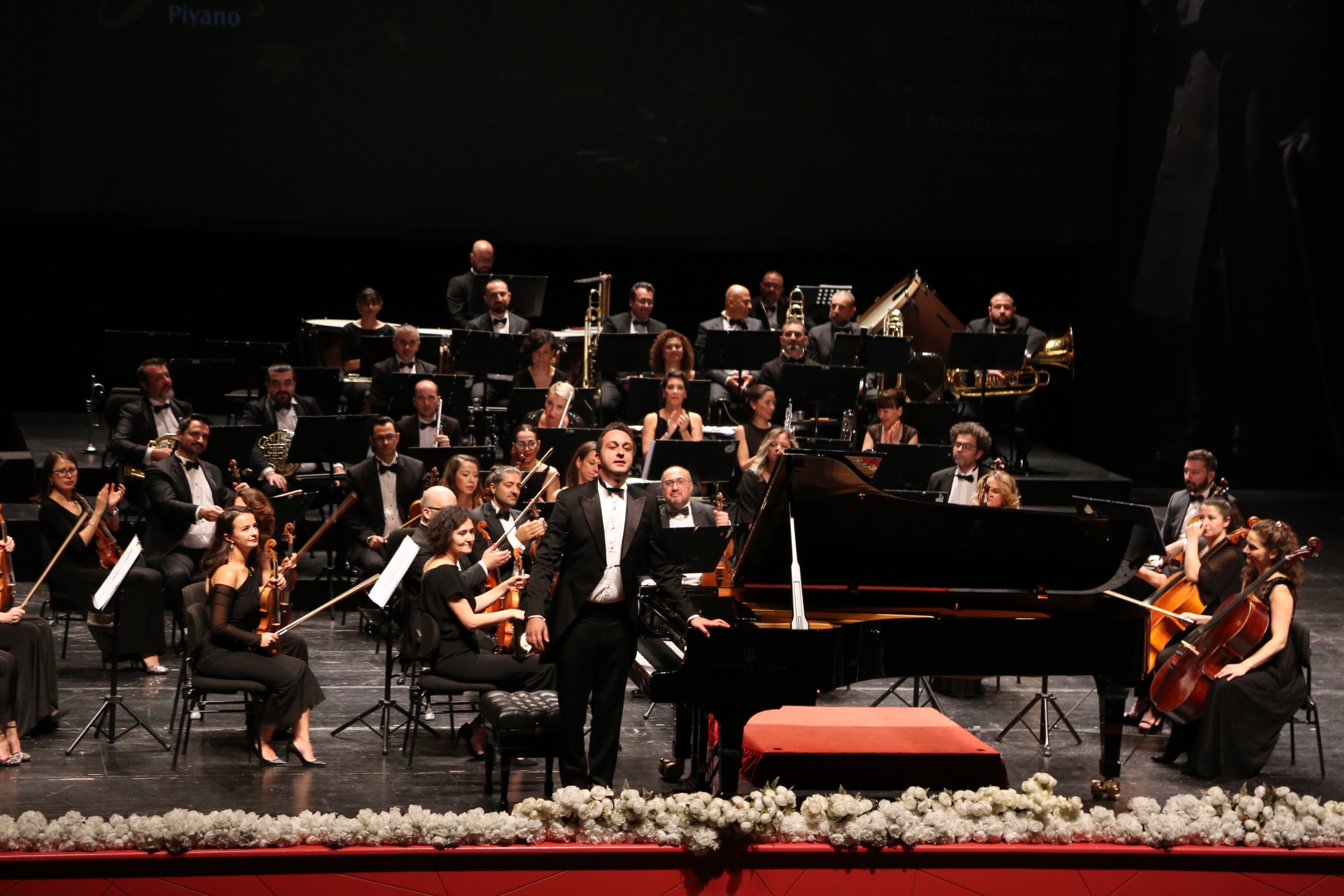 Senfoni̇ Orkestrasindan Etki̇leyi̇ci̇ Konser (13)