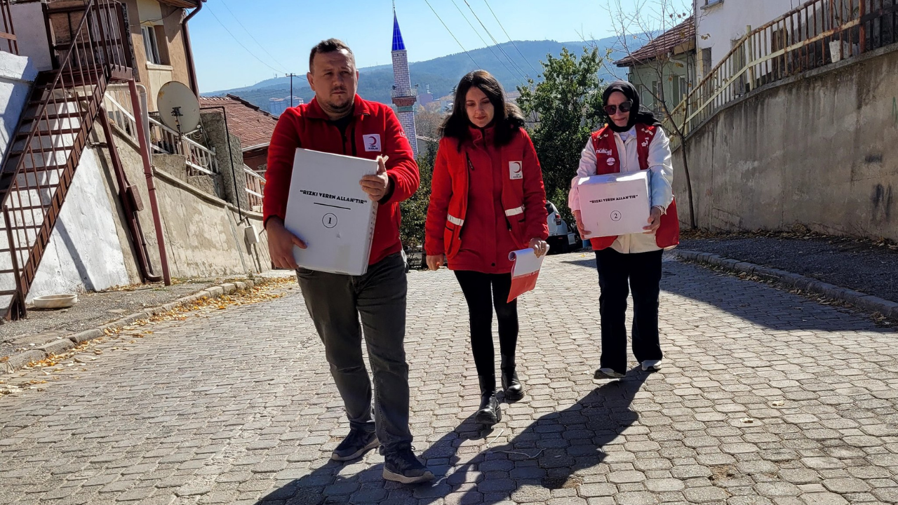 Kızılay Eskişehir Ihtiyaç Sahiplerine Yardım Eli Uzatmaya Devam Ediyor (1)