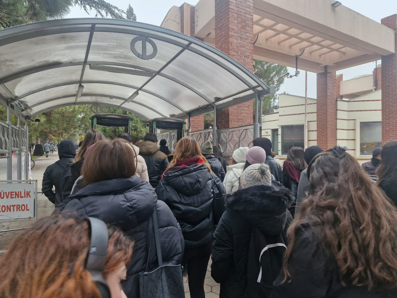 Anadolu Üniversitesi'nde Turnike Çilesi Uzun Kuyruklar Oluştu (3)