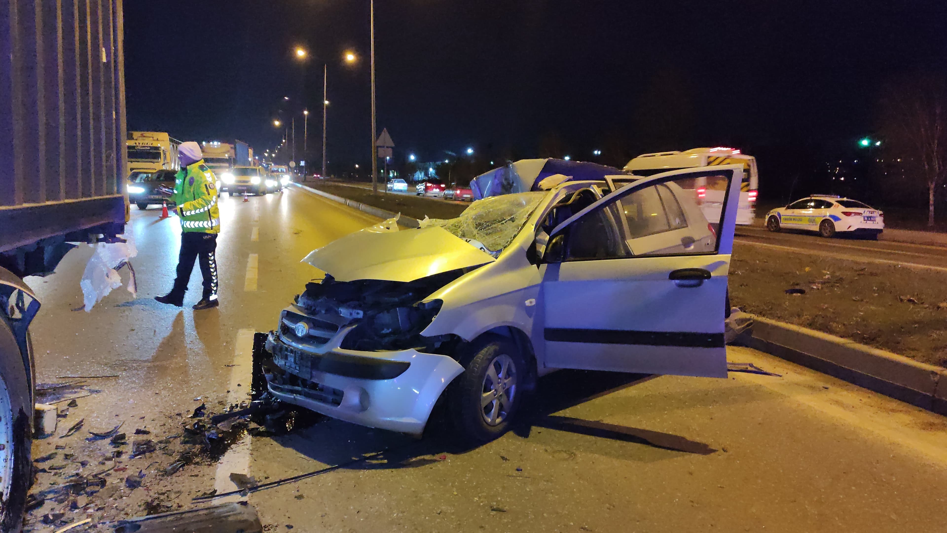 Eskişehir'de Feci Kaza Yol Ortasında Arızalanan Tıra Çarpan Otomobil Hurdaya Döndü