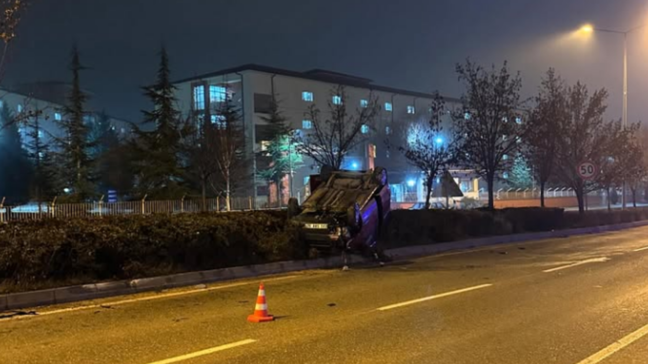 Eskişehir'de Gece Yarısı Feci Kaza Kontrolden Çıkan Araç Takla Attı (1)-1