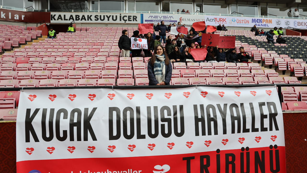 Eskişehirspor Tribünlerinde Çocukların Hayalleri Gerçek Oluyor (1)