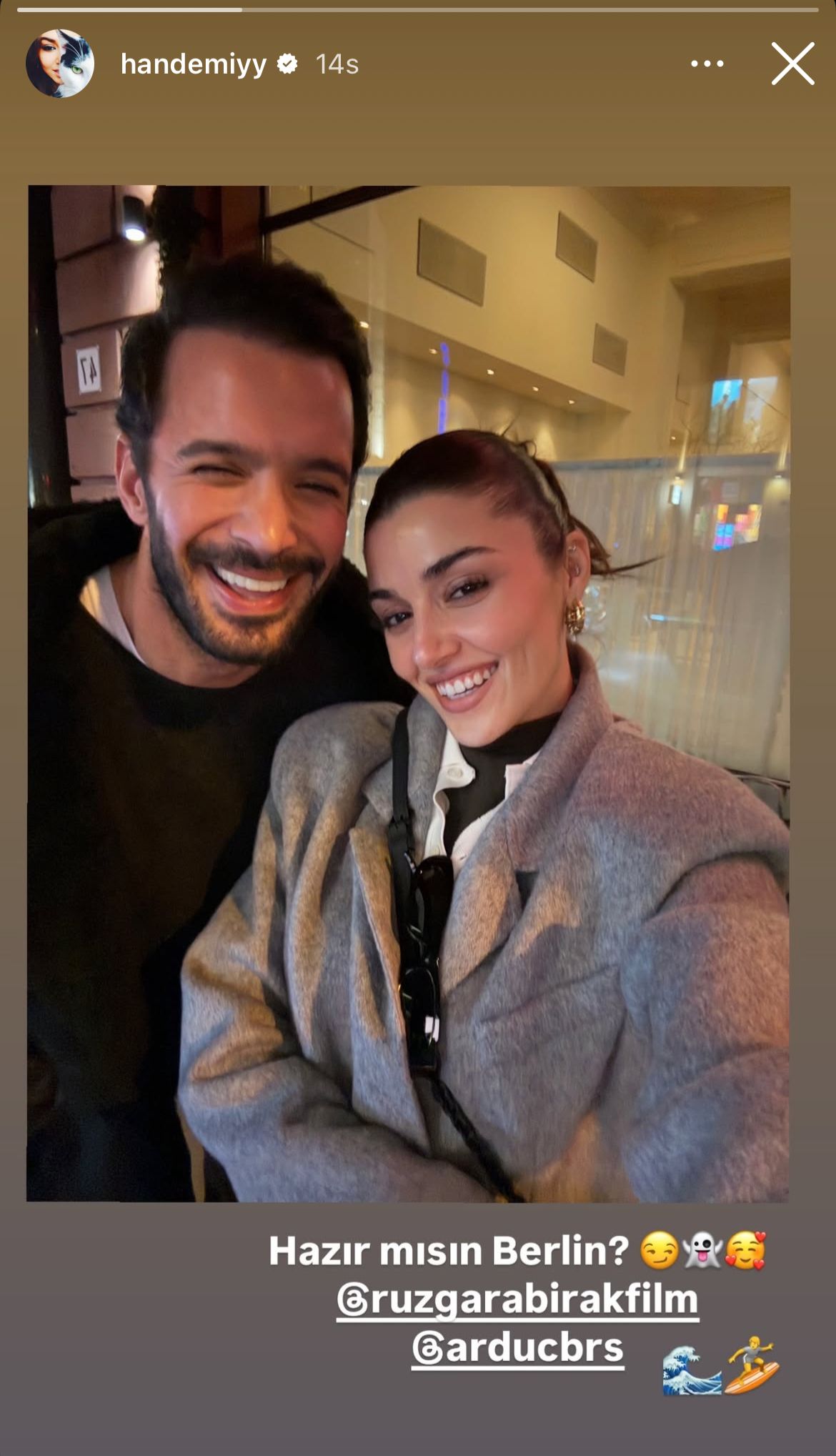 Hande Erçel Ve Barış Arduç Beraber Berlin'e Gitti Berlin'de Poz Verdiler