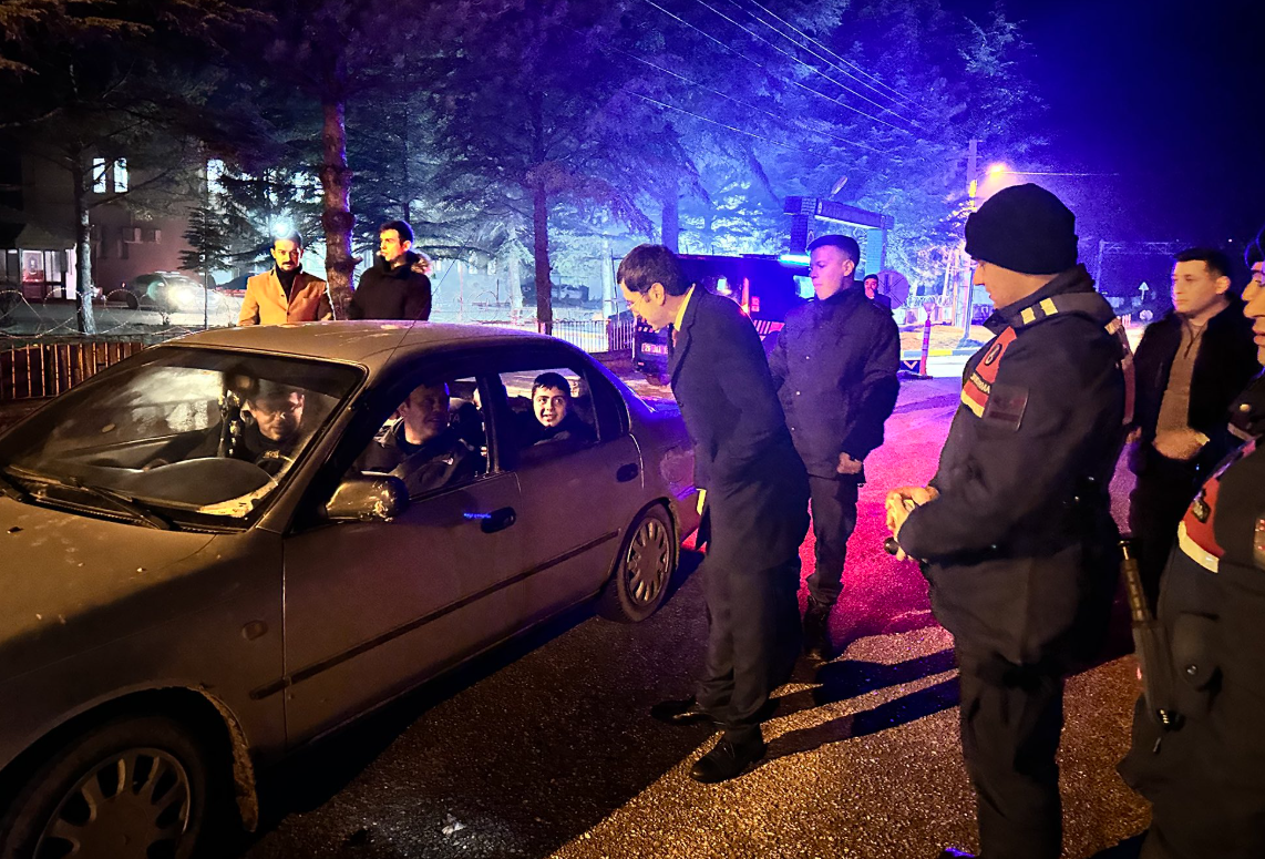 Kaymakam Timur Yılbaşı Gecesi Görevde Olan Personellerin Yeni Yılını Kutladı (1)