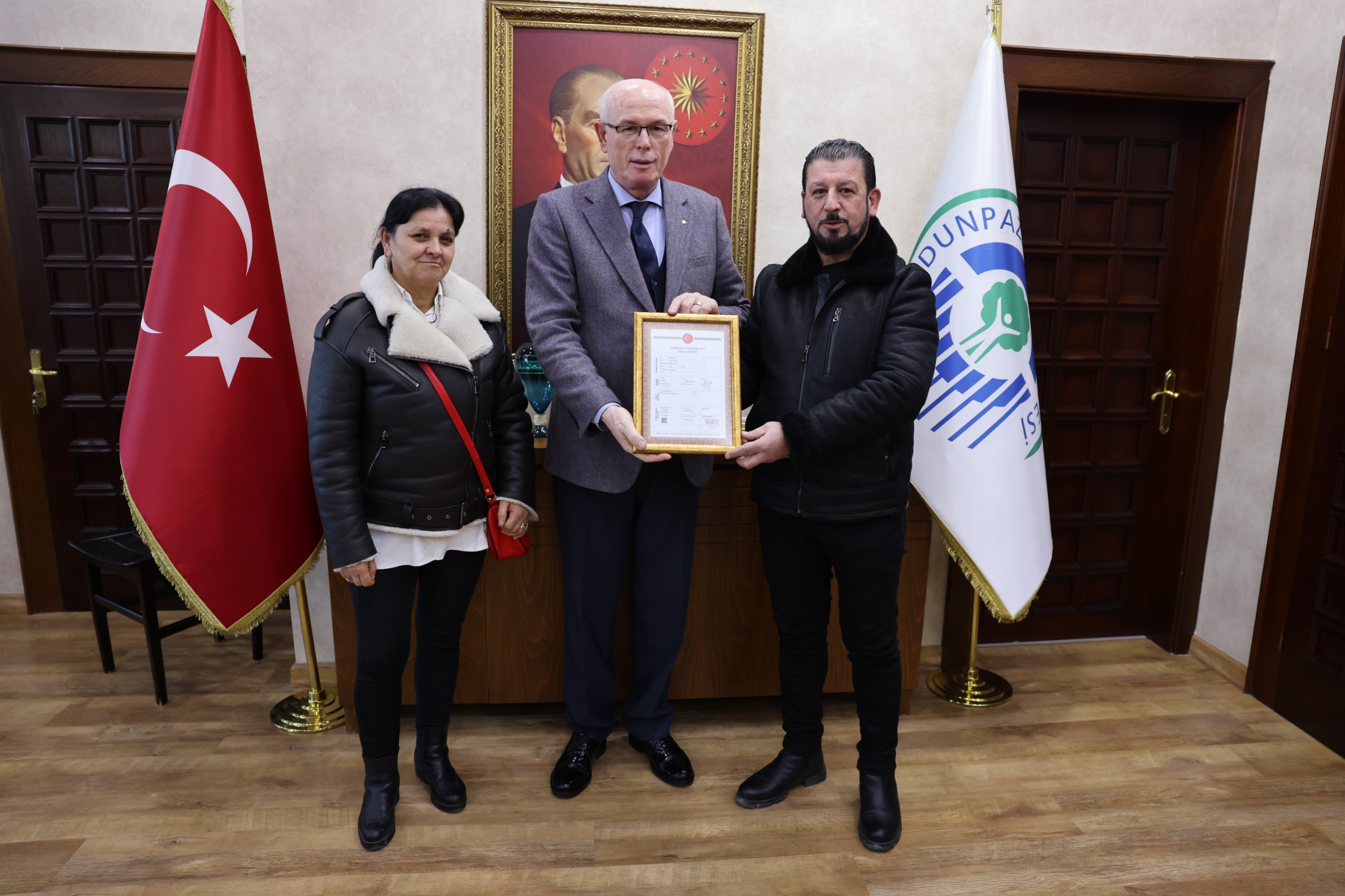 Kazım Kurt Karapınar Kentsel Dönüşüm Projesi’nde 6 Daire Sahibine Tapularını Takdim Etti (1)