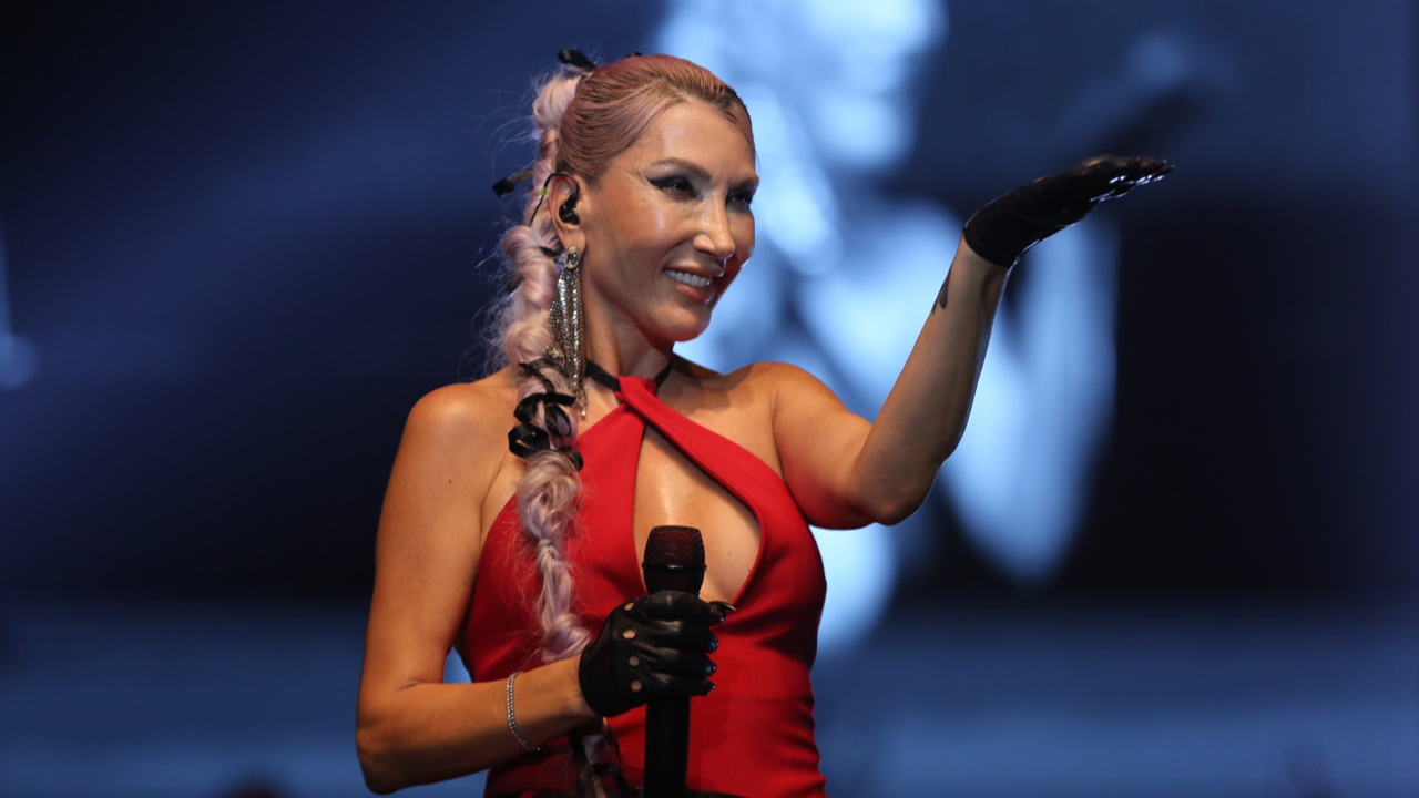 Ünlü Şarkıcıdan Şaşırtan Itiraf! Hande Yener Aşkını Duyurdu