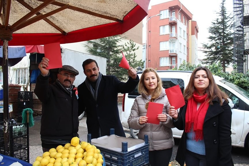 CHP Eskişehir İl Kadın Kolları’ndan ‘kırmızı kart’ eylemi-1