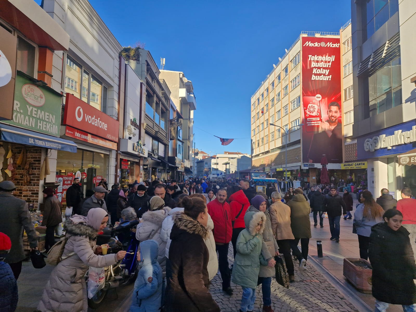 Eskişehir'de kış güneşi çarşıyı hareketlendirdi