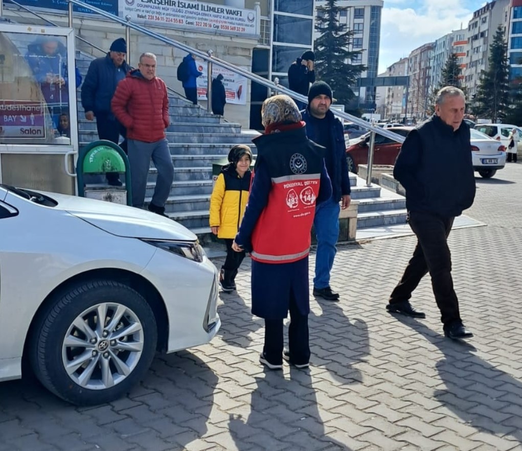 Aile Ve Sosyal Hizmetler İl Müdürlüğü Sokakta Çalışan Çocuklar Için Sahadaydı (2)