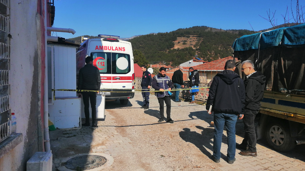 Cani Baba Dehşet Saçtı! Oğlunu Keserle Katletti (1)